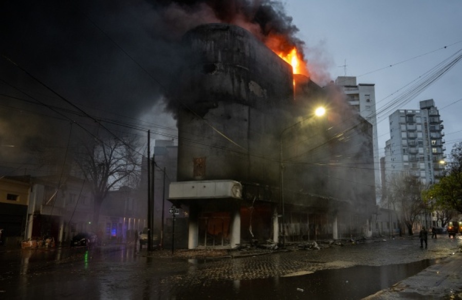 Por el incendio en La Plata, el Consejo Escolar suspendió las clases en colegios y jardines de la zona
