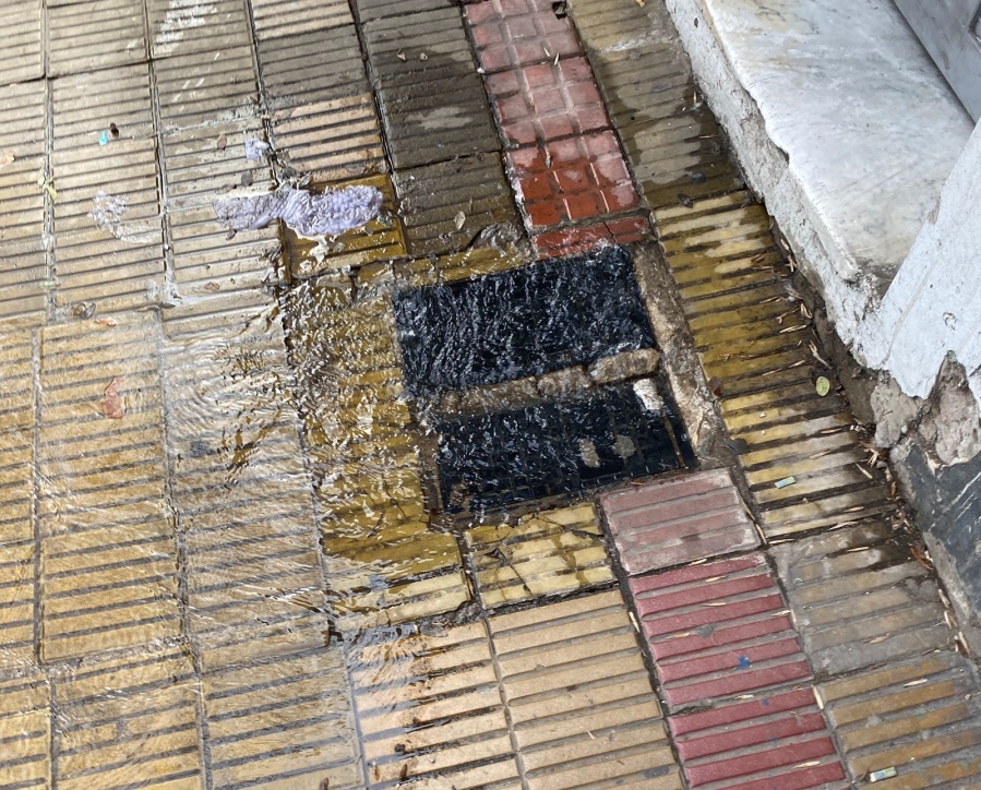 En 60 y 115, los vecinos se quejan de una importante pérdida de agua