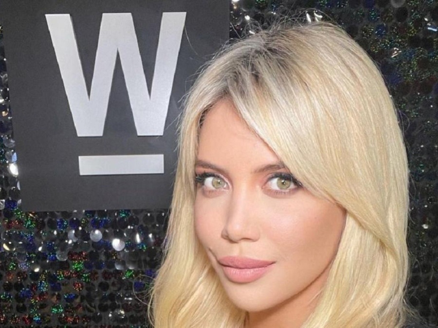 ¿Le dio trabajo? Una fan le dejó el currículum a Wanda Nara en la apertura de su local