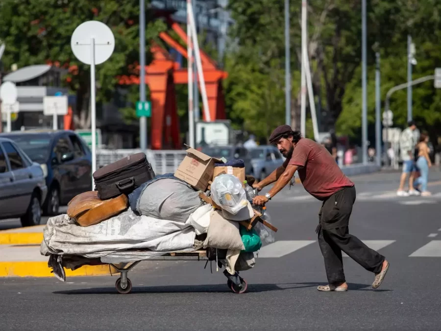 La pobreza alcanzó al 41,7% de la población en el segundo semestre de 2023: afecta a casi 20 millones de personas