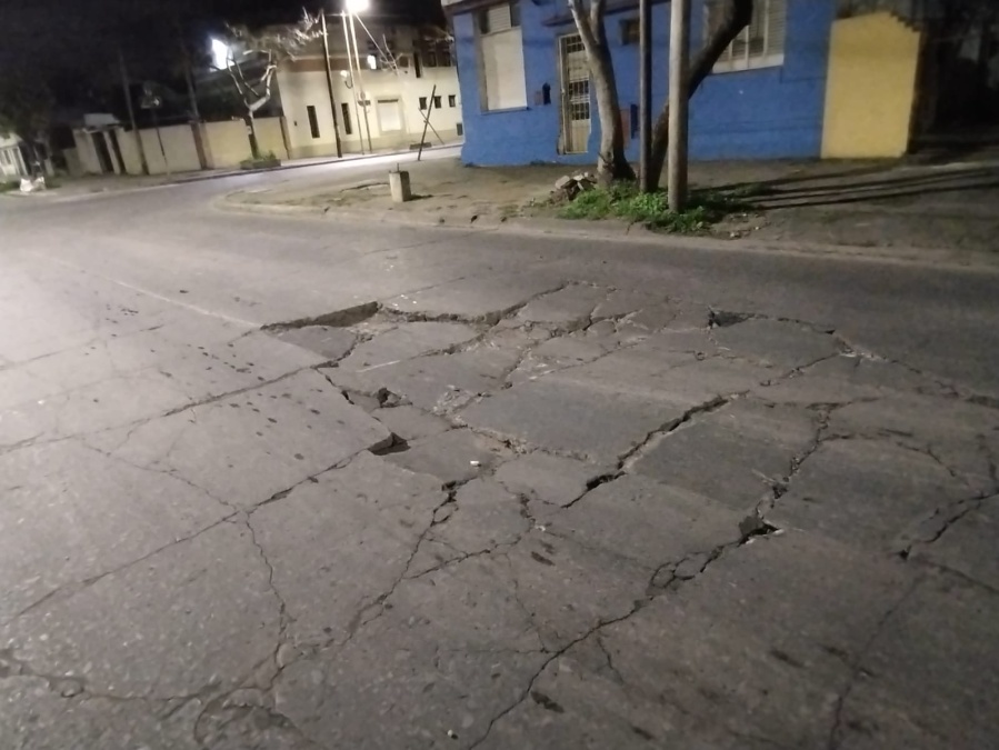 Vecinos de 21 y 48 reclaman el arreglo de un pozo de gran tamaño en el medio de la calle