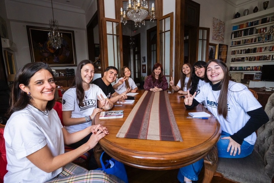 “Acá tenés los pibes para la liberación”: la UES se reunió con Cristina Fernández de Kirchner en el mes de la juventud