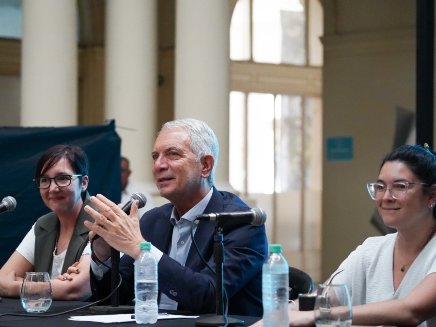 Julio Alak estuvo presente en la apertura de las jornadas interdisciplinarias de salud