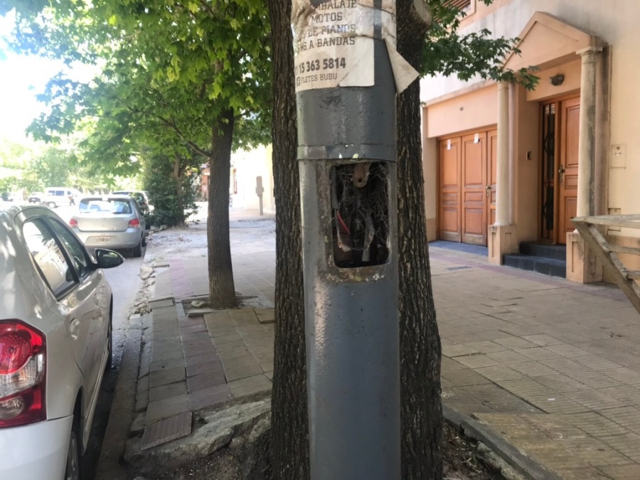 En 5 y 38 aseguran que un poste de luz tiene ”todos los cables afuera”