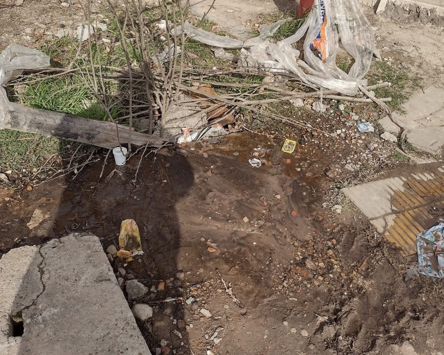 Vecinos de 60 y 132 reclamaron por una importante pérdida de agua: ”Seguimos esperando”