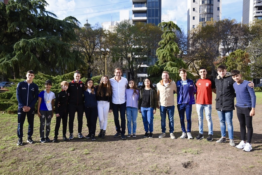 Garro entregó subsidios a deportistas amateurs de La Plata