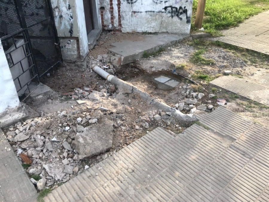 Temen por una obra sin señalizar en la puerta de una escuela: ”Cualquiera se puede caer”