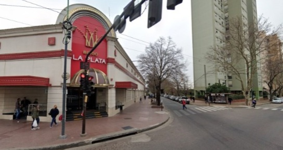 Vecinos de Barrio Hipódromo reclaman por una pérdida de agua que abarca varias cuadras