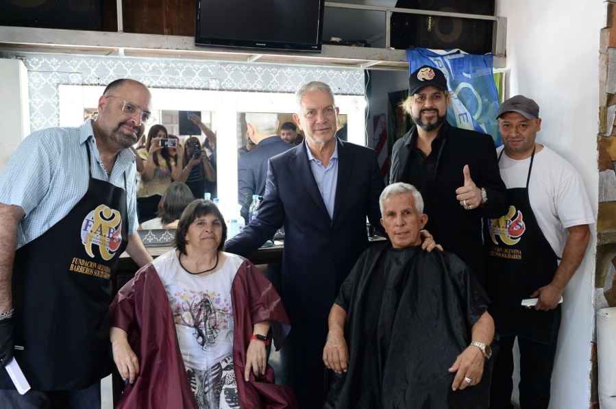 Alak abrió la primera barbería social del país y habrá cortes gratis para los jubilados