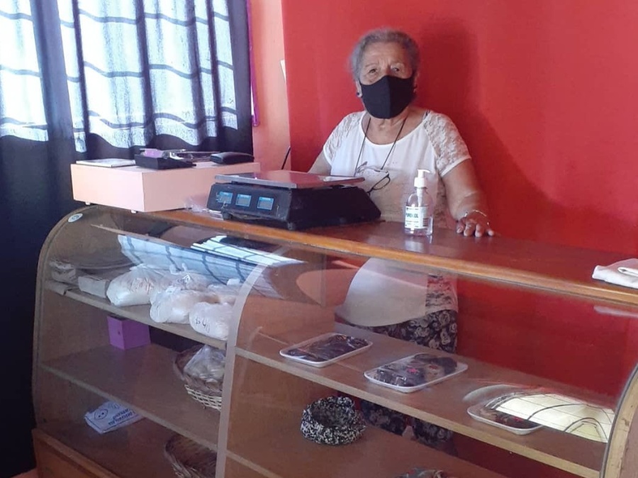 Una abuela de La Plata es furor tras abrir su despacho de pan: ”La edad es lo de menos”