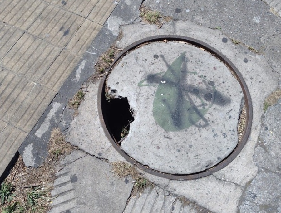 Vecinos de Plaza Paso temen por una tapa rota: ”Es un peligro”