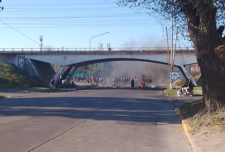 Vecinos de Tolosa cortaron la Avenida 1 y 520 por la falta de agua, higiene y seguridad en los barrios