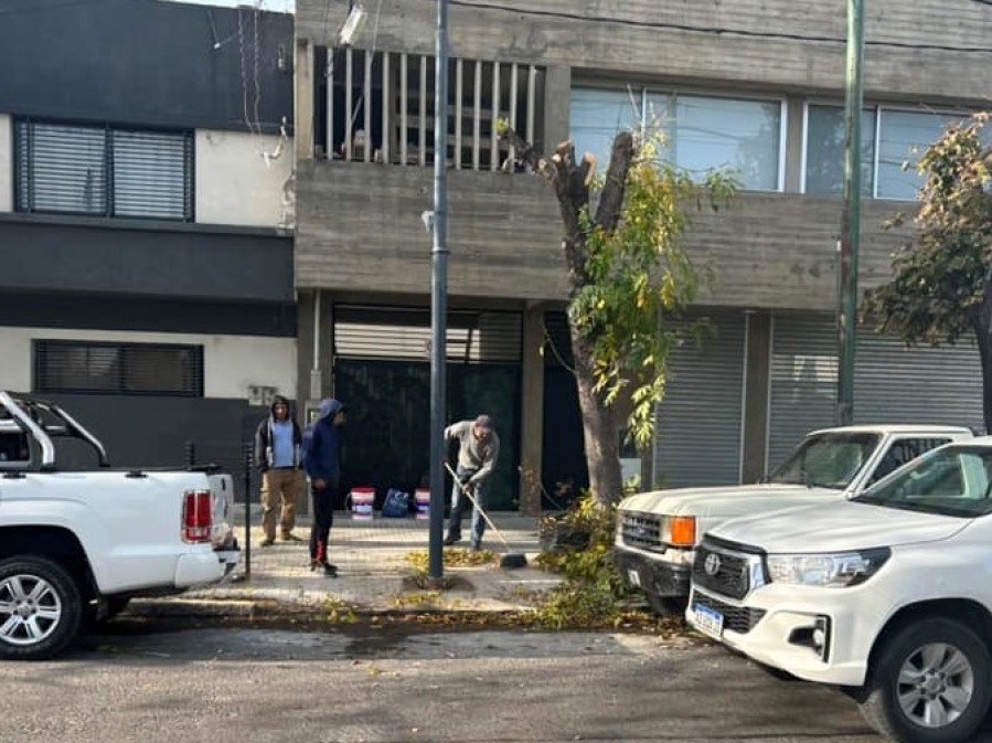 Un platense reclama que ”hace dos años” está esperando para que saquen un poste del frente de su cochera