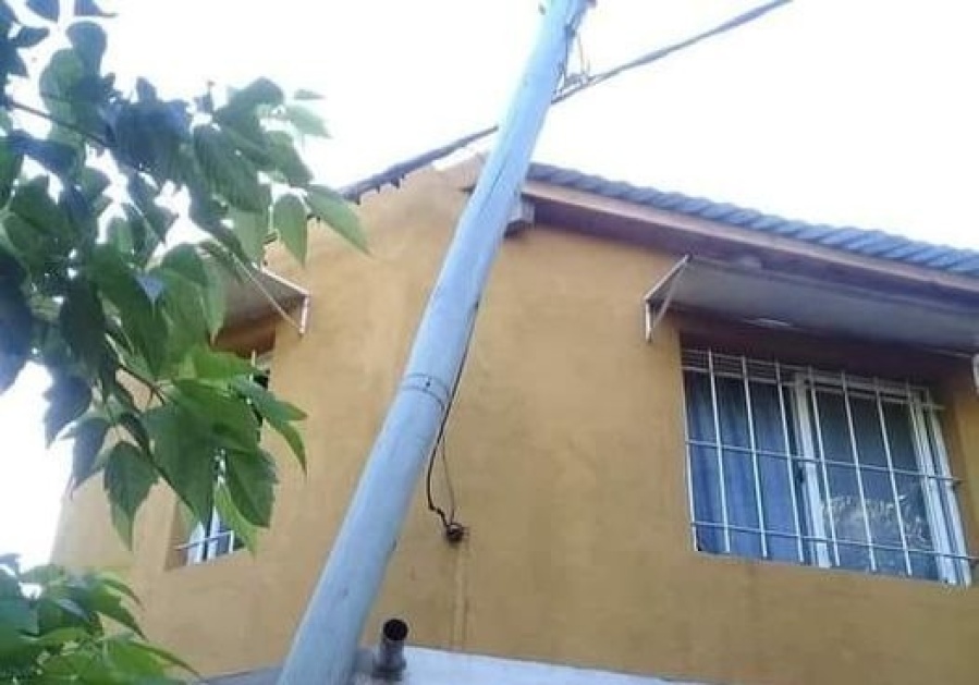 “Capaz así te den bola, es un peligro”: Un poste de luz cayó sobre una vivienda en 54 y 141