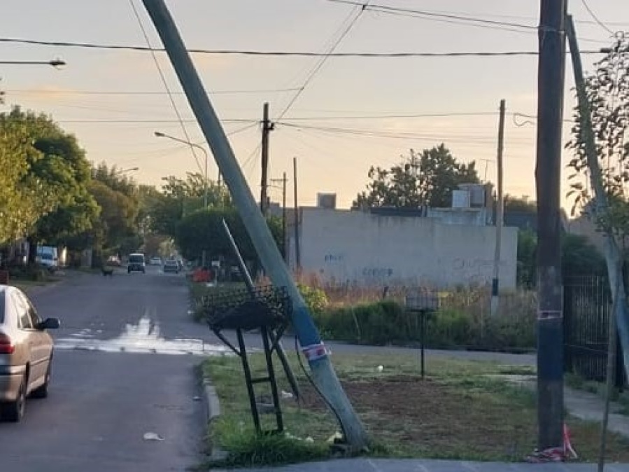 Vecinos de Los Hornos reclaman por un poste en mal estado