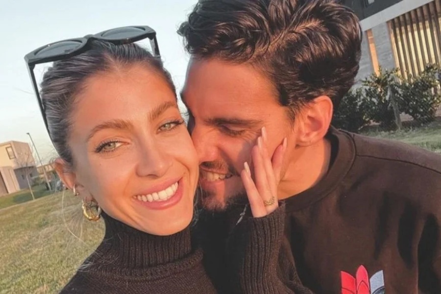 Cande Ruggeri y Nico Maccari se comprometieron en una propuesta soñada frente al mar