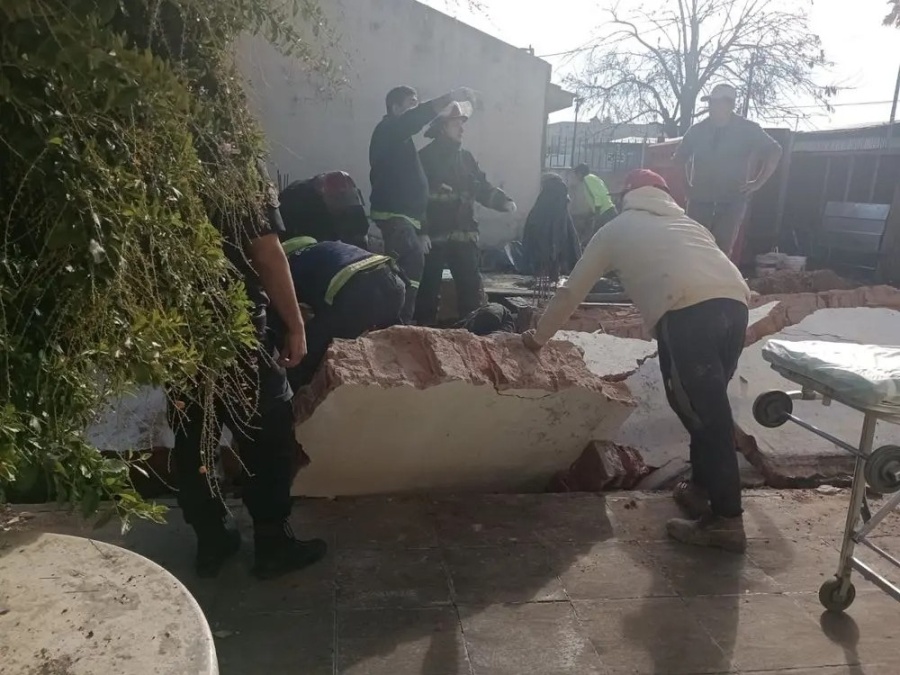Grave accidente en una obra de La Plata: Dos albañiles resultaron heridos cuando se les derrumbó un paredón