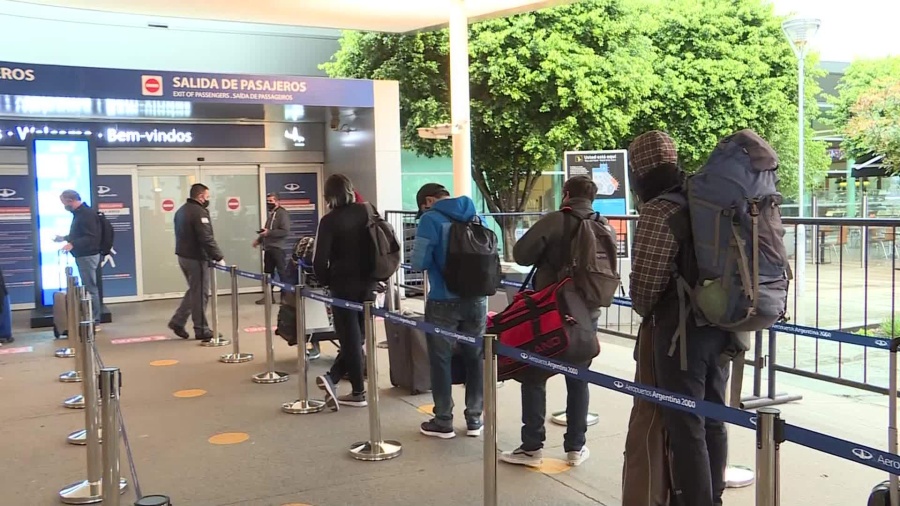 Oficializaron el aumento del cupo para el ingreso de pasajeros argentinos en el exterior: serán 742 personas por día