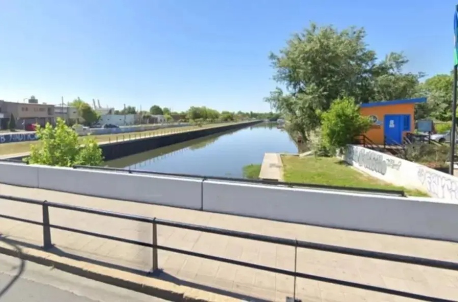 Un joven que se encontraba inconsciente fue rescatado del agua y logró sobrevivir