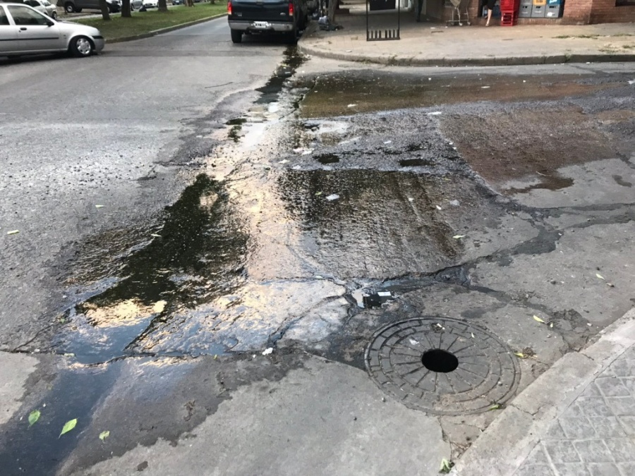 Vecinos de Barrio Norte reclaman por un desborde cloacal: ”El olor es insoportable”