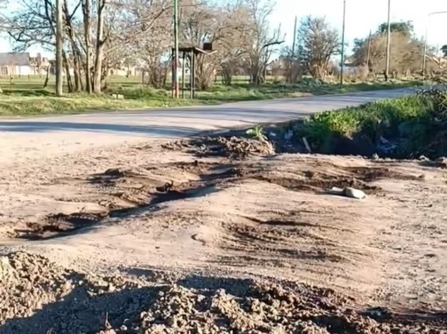 ”Nos dejaron un desastre”: vecinos de Los Hornos exigen respuestas por obras sin terminar