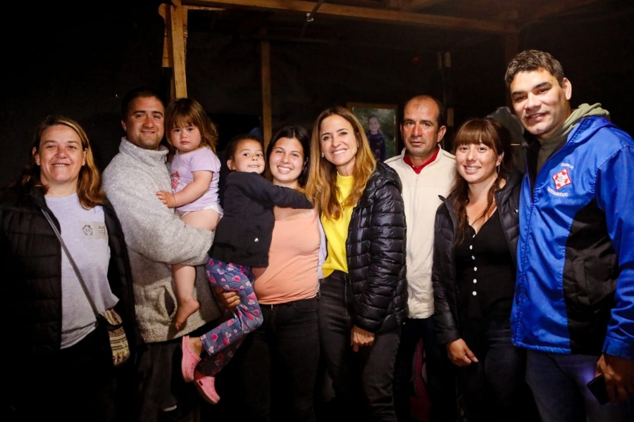 Tolosa Paz se hizo presente en La Plata y recorrió obras de instalación eléctricas en barrios precarios