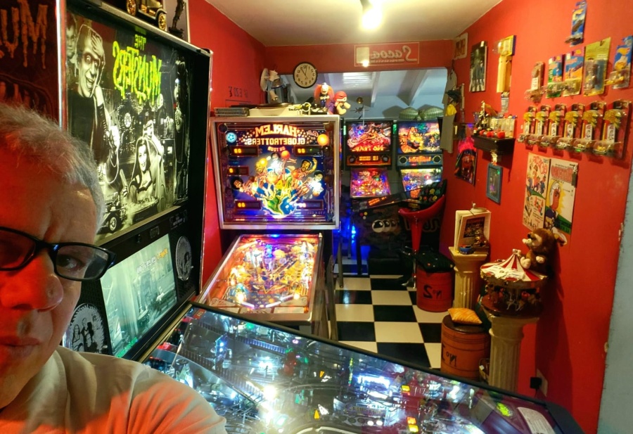 Transformó su casa con reliquias ochentosas y revive su infancia platense a puro sonido: “Debajo del vidrio hay vida”