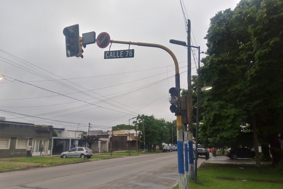 Vecinos de Villa Elvira pidieron que se reparen los tres semáforos de 120 y 76