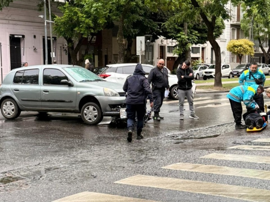 Un motociclista resultó herido tras un accidente de tránsito en pleno centro platense