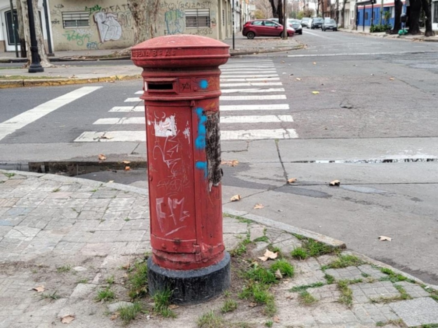 Vandalizaron uno de los últimos buzones de La Plata y los vecinos estallaron: ”Podrían limpiarlo y pintarlo por respeto”