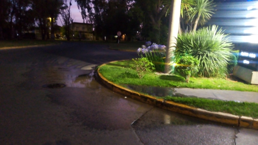 Reclaman por una pérdida de agua en una esquina de Villa Elvira
