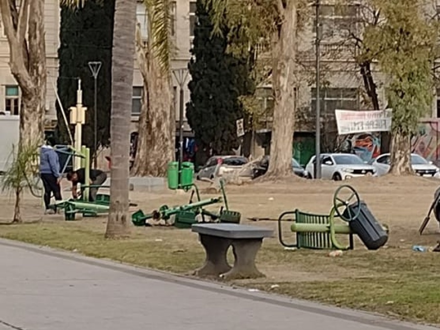 Reclaman por ”juegos para hacer gimnasia” en Parque Saavedra