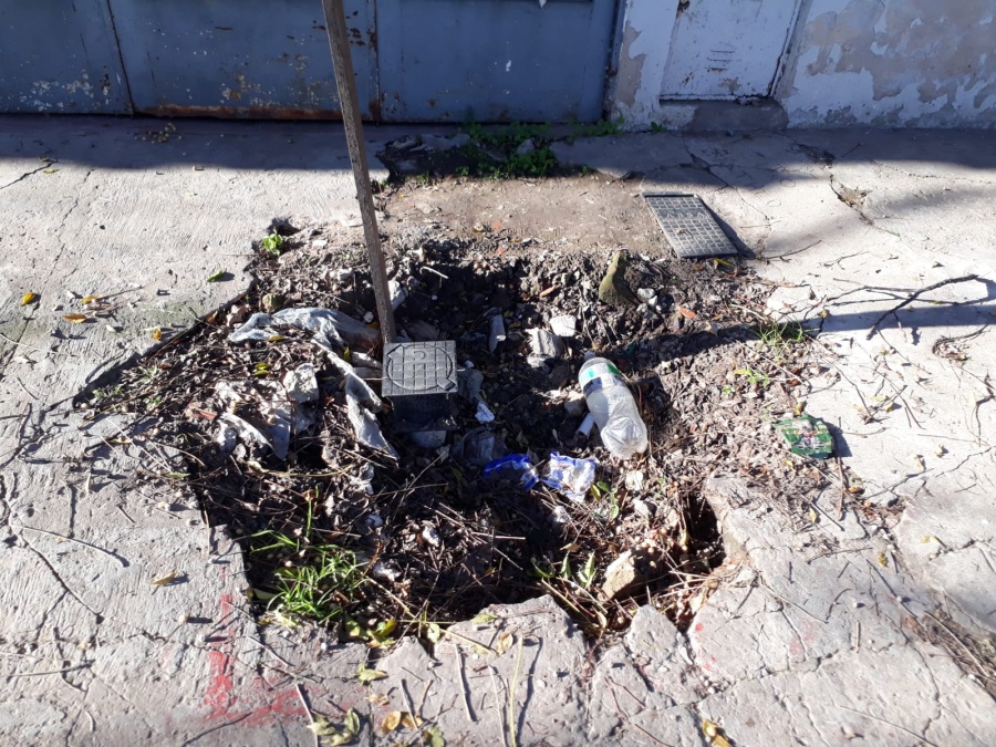 Vecinos de la calle 120 entre 80 y 81 alertan por el estado de la vereda