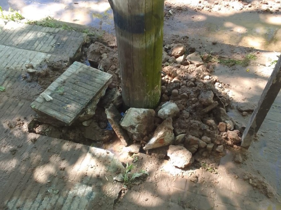 Vecinos de calle 56 y 27 alertan por el peligre de derrumbe de un pilar