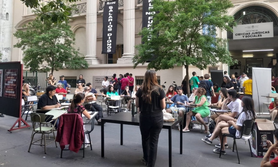 La protesta en la UNLP volvió a trasladarse a la calle con clases públicas y preparan la tercera Marcha Federal Universitaria