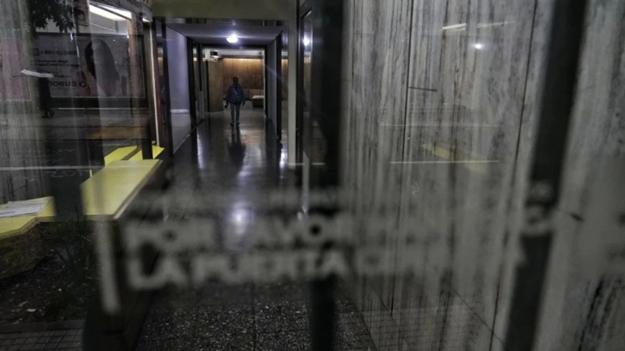 Una viuda negra mató de siete puñaladas a un jubilado de 75 años en su departamento