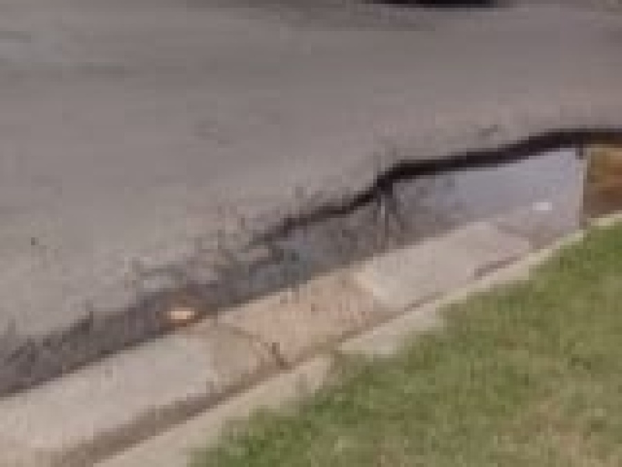 Preocupación por un bache que se inunda en plena zona escolar en 7 y 76