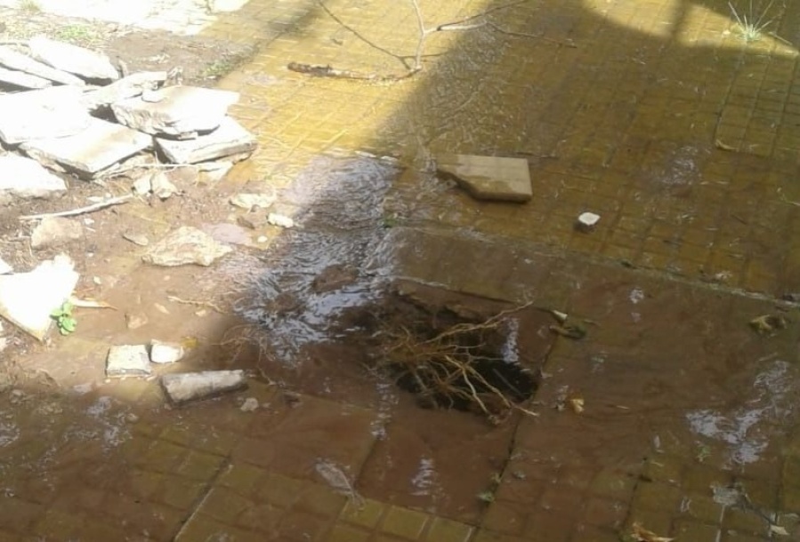 Una pérdida de agua en 4 y 32 genera indignación a los vecinos