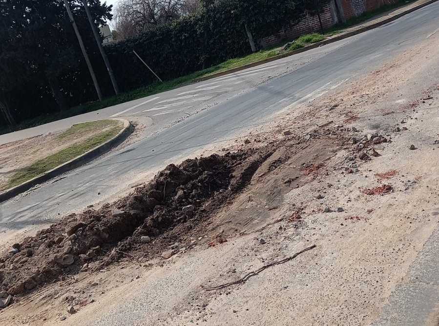 En 28 y 480 se quejan por una montaña de tierra en el medio de la calle