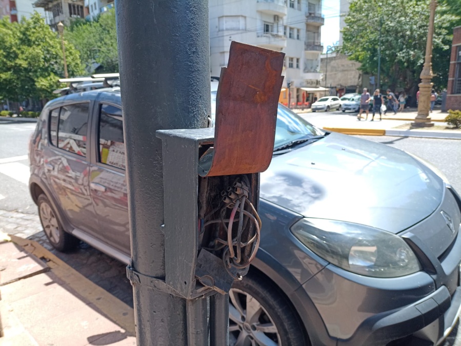 Vecinos preocupados por cables sueltos en pleno centro platense