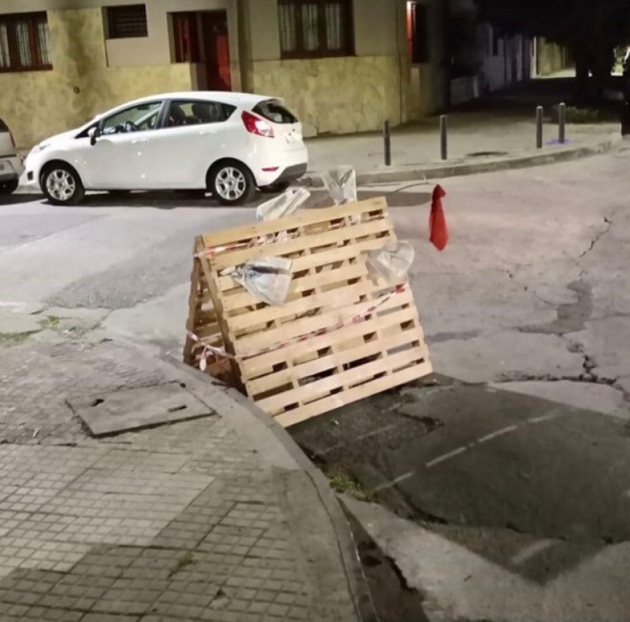 Vecinos de La Loma piden que arreglen un ”cráter” en plena calle