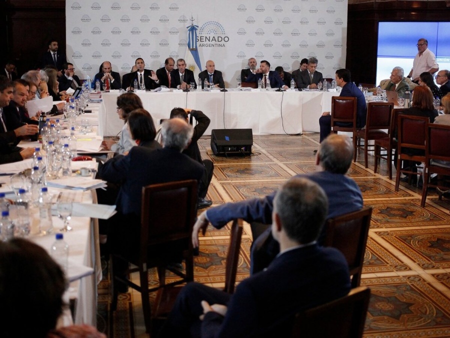El oficialismo no consiguió el dictamen para la Ley Bases y se pospuso el debate en el Senado