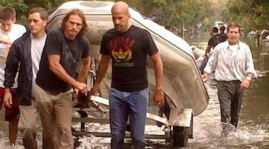 A 10 años de la inundación de La Plata, se revivió la foto de Verón ayudando a los vecinos