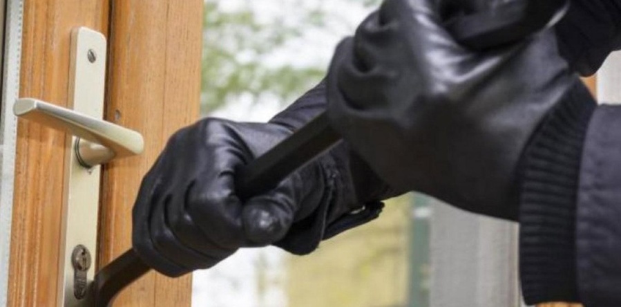 Delincuentes intentaron asaltar a una mujer de 65 años en un barrio de La Plata