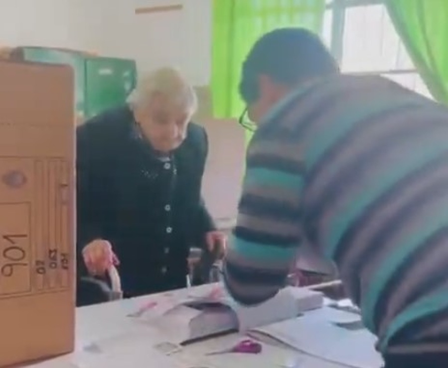 A los 103 años, Amelia fue a votar y emocionó a todos en La Plata