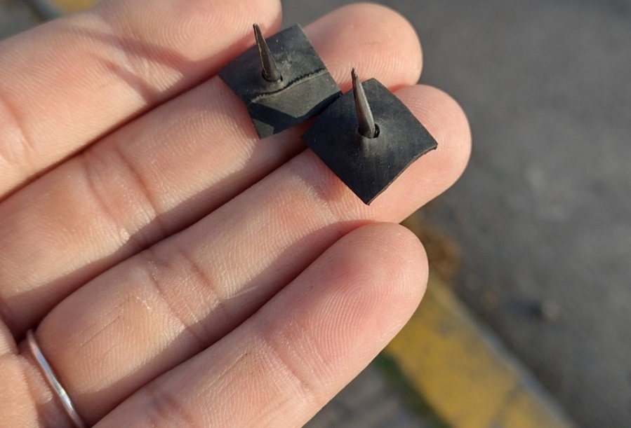 En 120 y 37 denunciaron por clavos sueltos sobre la vereda: “No miden las consecuencias”