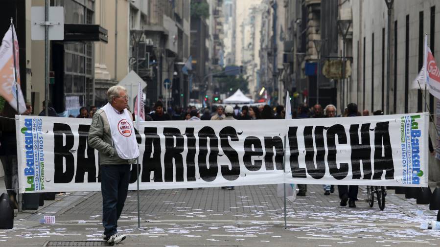 Paritaria de los bancarios: acordaron un aumento del 32,5% hasta mayo y habrá un pago extraordinario