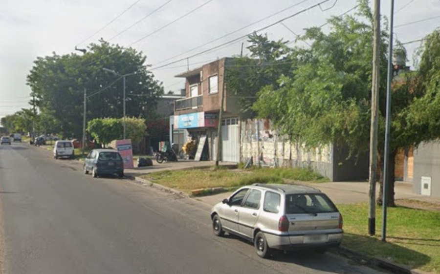 Robó un supermercado en La Plata, terminó demorado por tenencia de drogas y buscan al cómplice