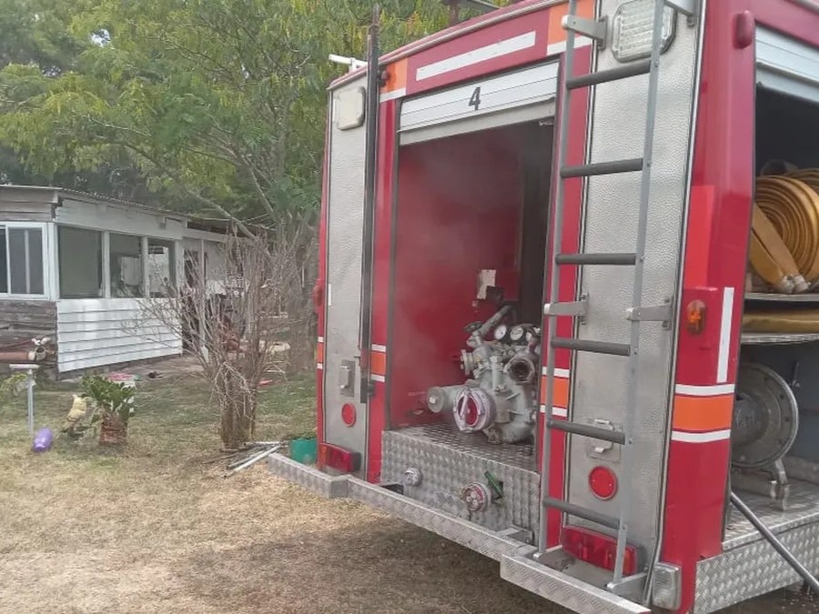 Vecinos debieron ser asistidos por intoxicación con monóxido tras incendios en Arturo Seguí
