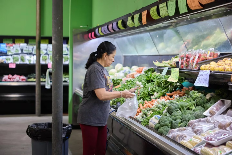 La inflación se habría desacelerado en julio pese al alza inicial, pero no bajaría del 4%